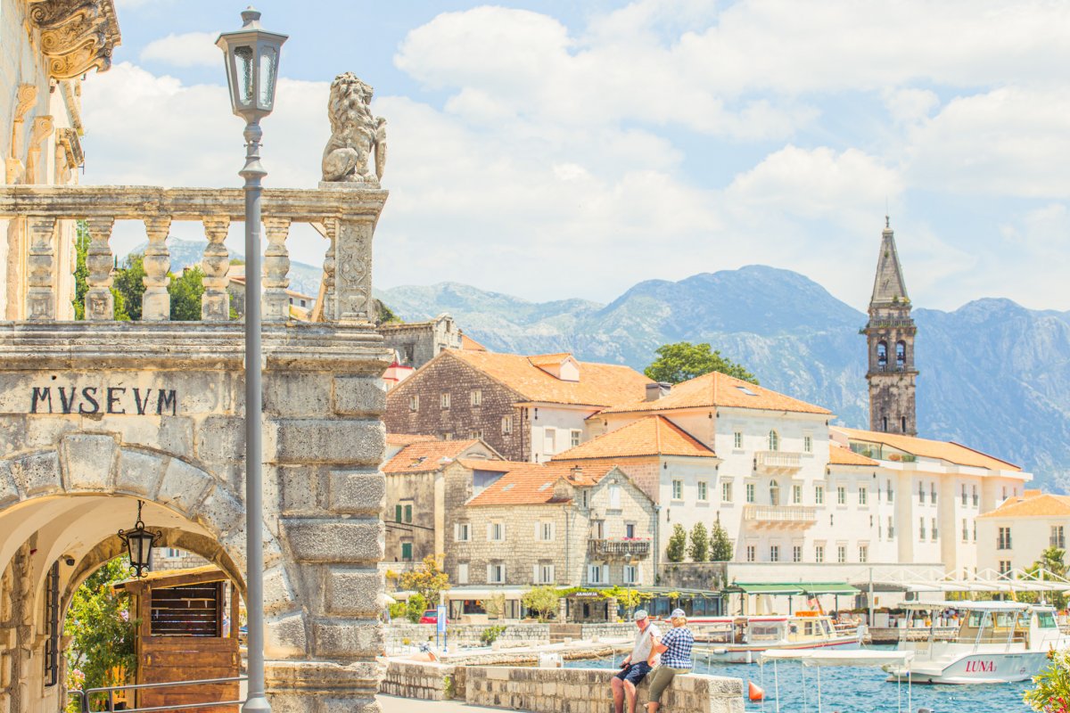 Genießen Sie die Schönheit Montenegros von einem Katamaran