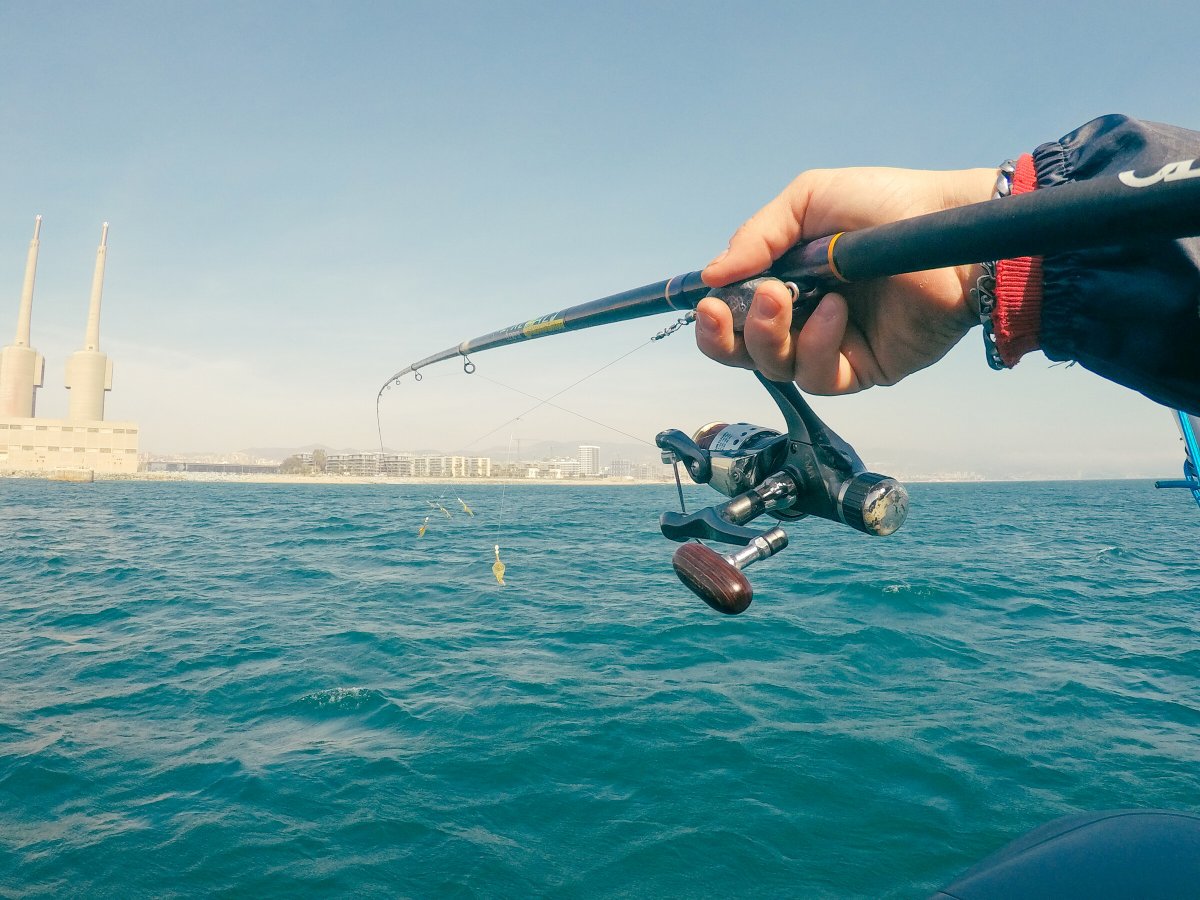 Pesca desde el velero en el atardecer