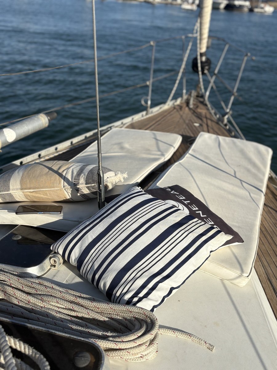 Discover the beaches of the Balearic Islands on a private charter with a maritime guide