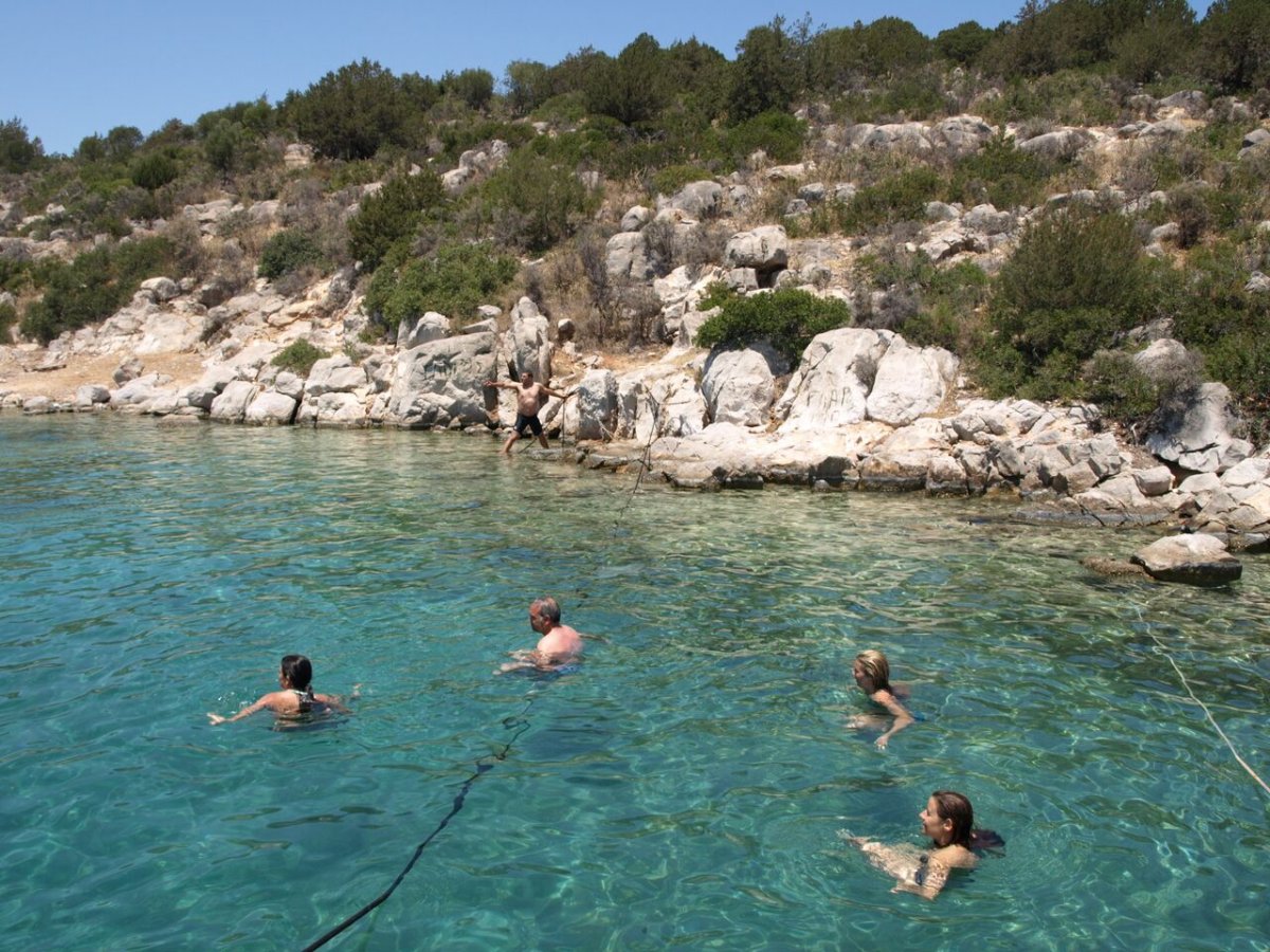 Explorar la costa mediterránea en un velero