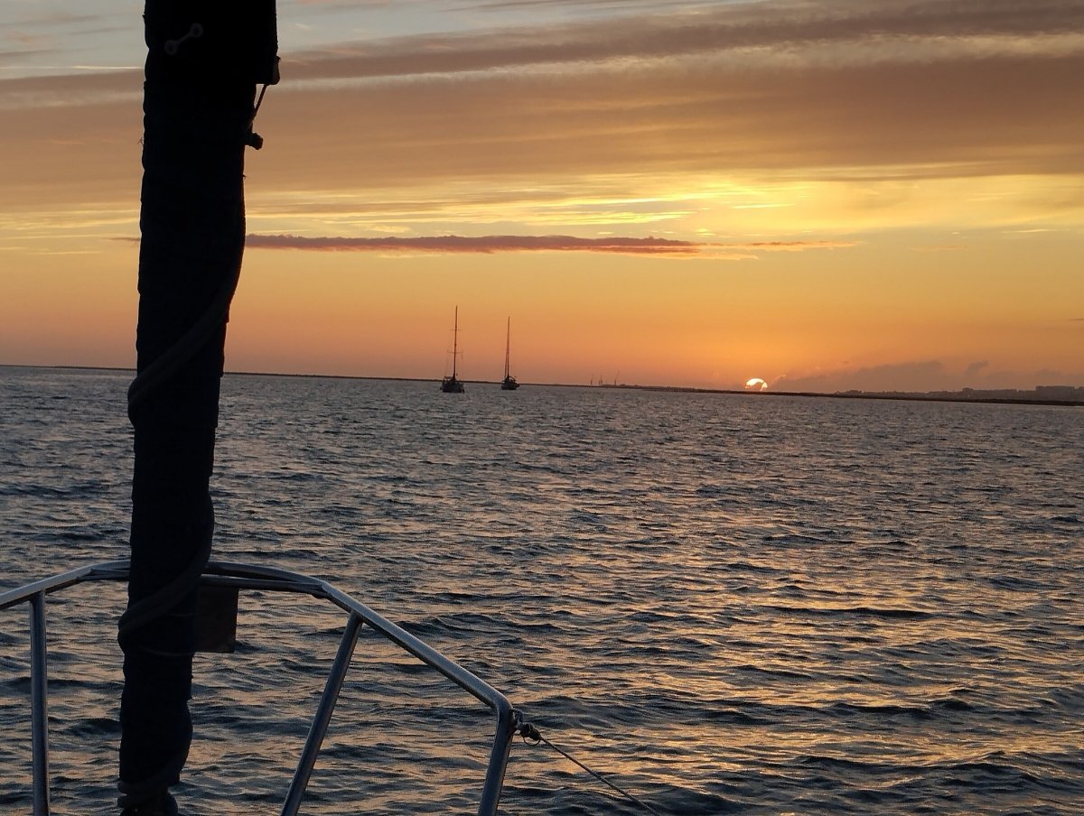 Viaje en barco con comida y bebidas