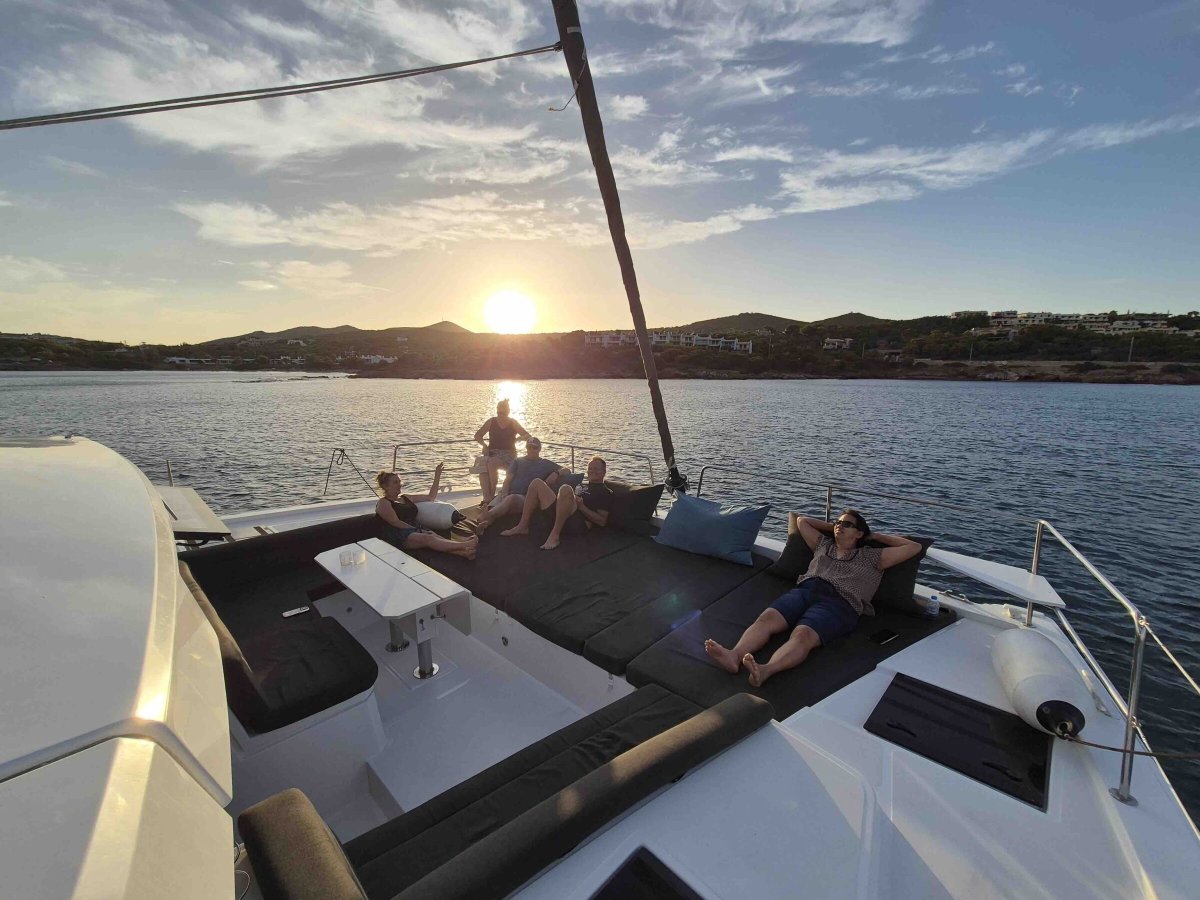 Catamaran de alquiler – Vacaciones en el mar en Grecia