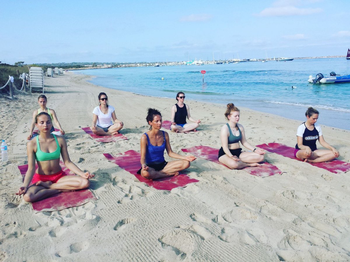 Experiencia de navegación y yoga en el Mediterráneo