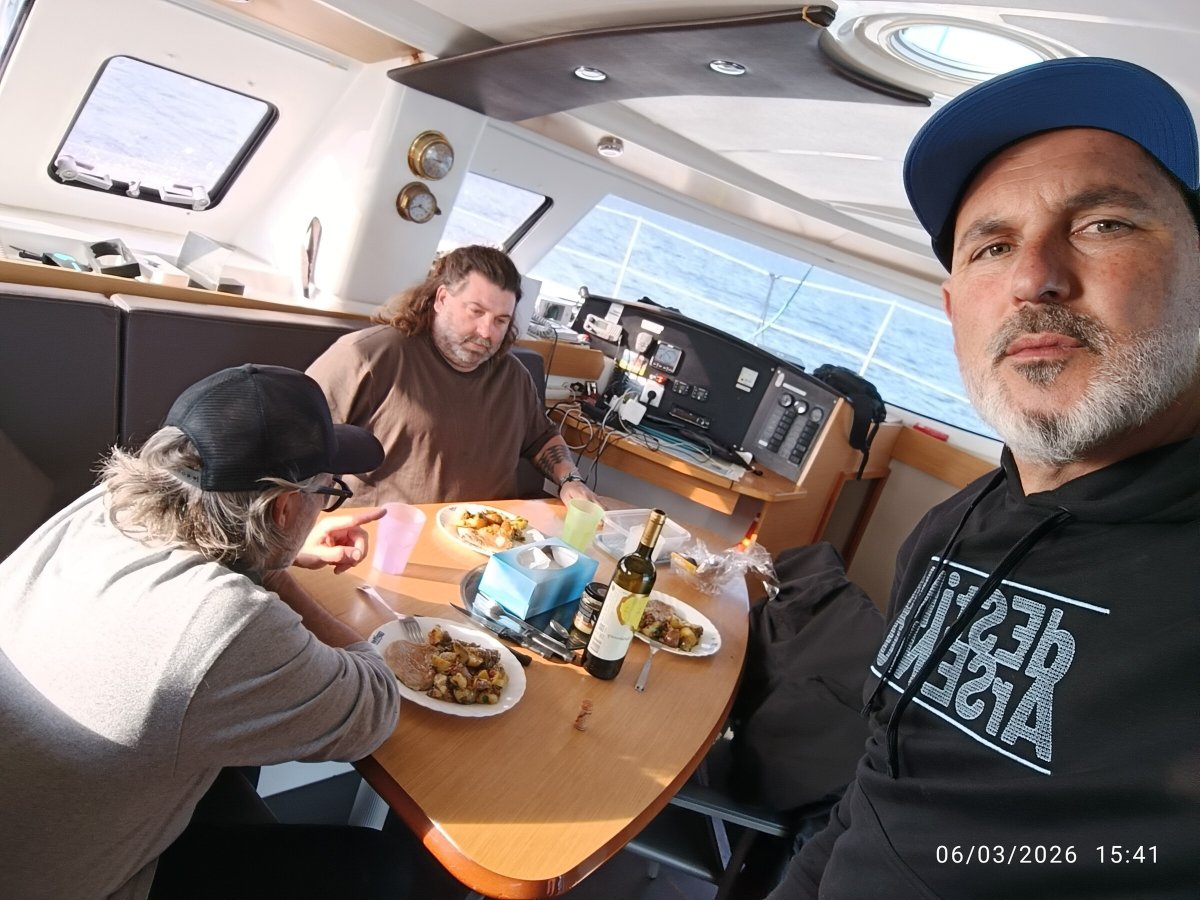 Experiencia de navegación en catamarán desde Bari