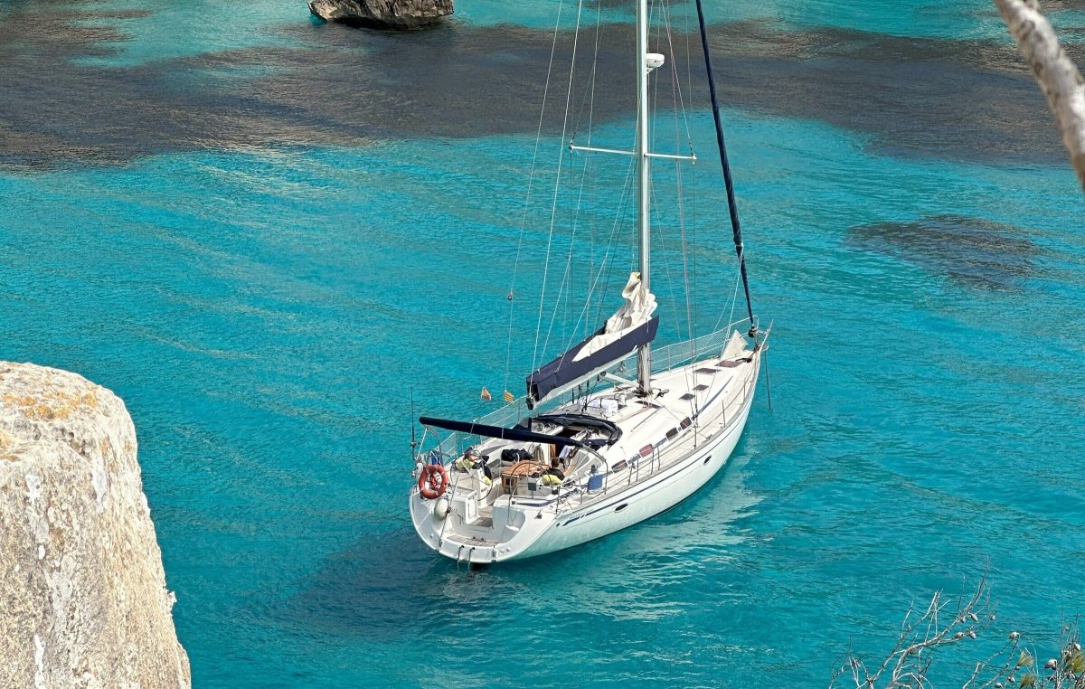 Segeltour auf einem Segelboot durch Menorca, ein Paradies in der Karwoche