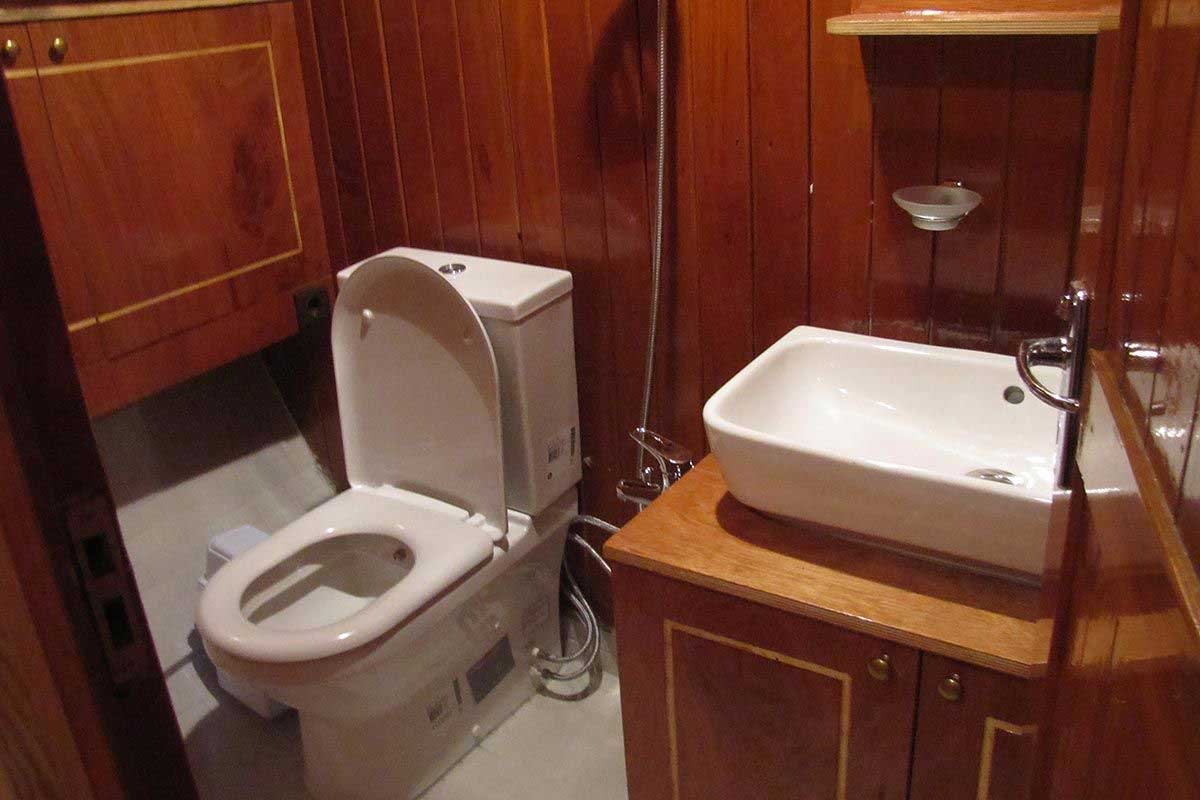 Disfruta de la hermosa puesta de sol desde el mar