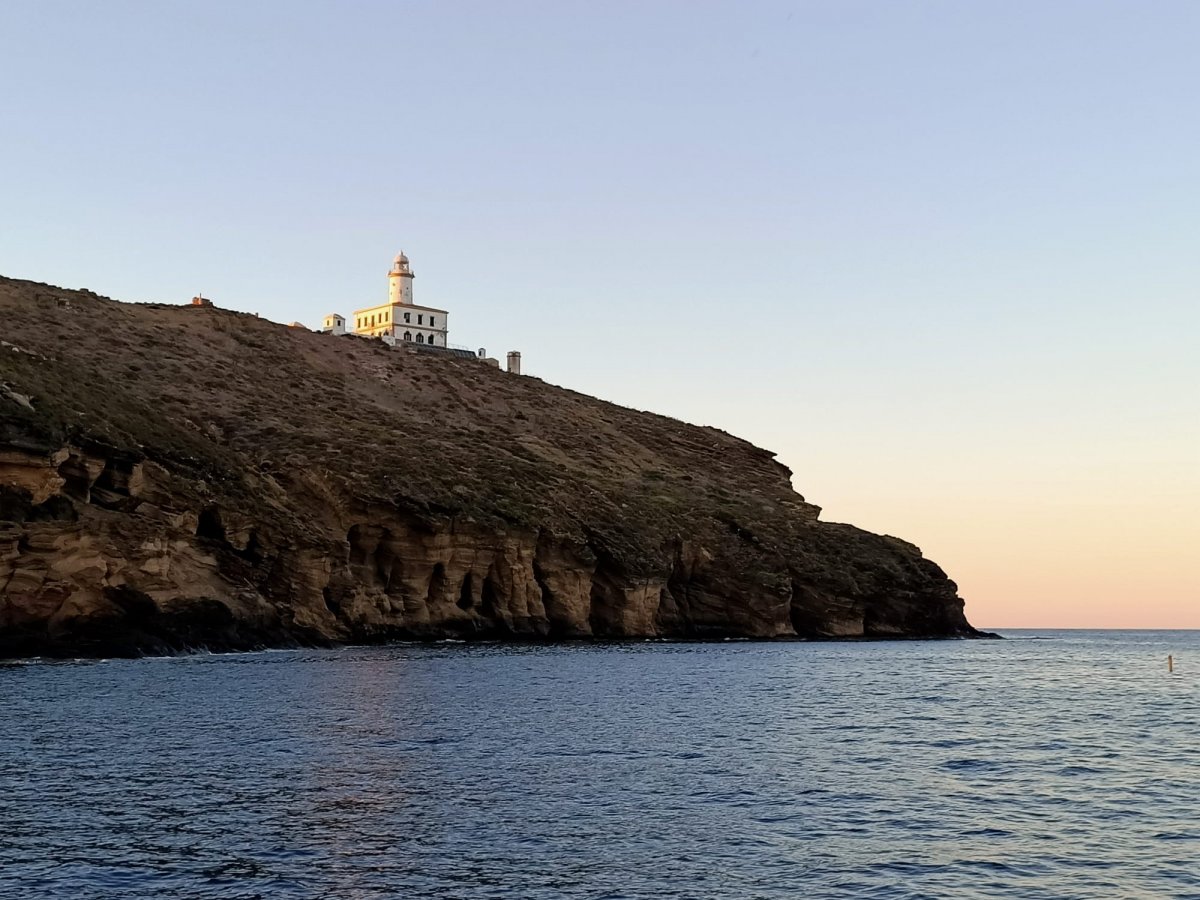 Die Meeresgewässer im Bonifacio-Strom vom Segelboot aus gesehen