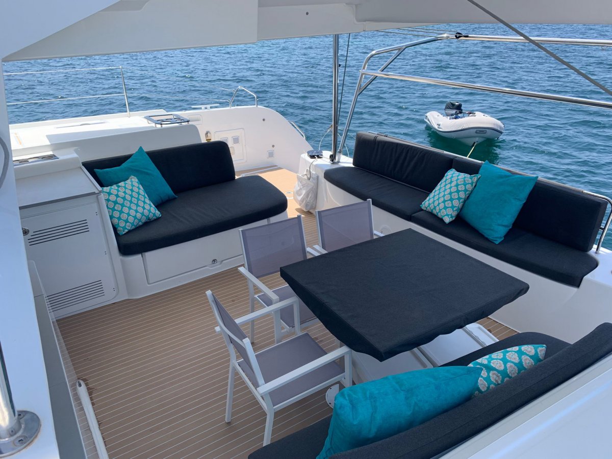 Barco Lagoon 46 en alquiler semanal en Ibiza para 8 personas