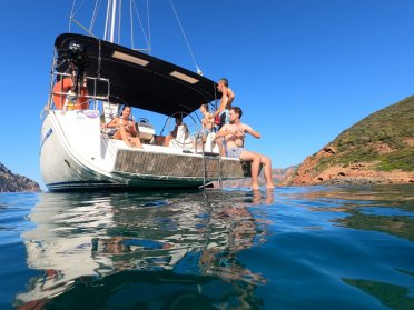 Navegando en Cerdeña en el corazón del parque de la Maddalena