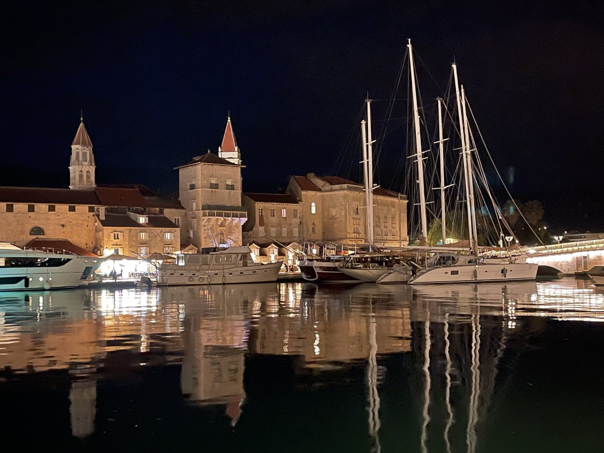 Naviga attraverso le acque della Croazia