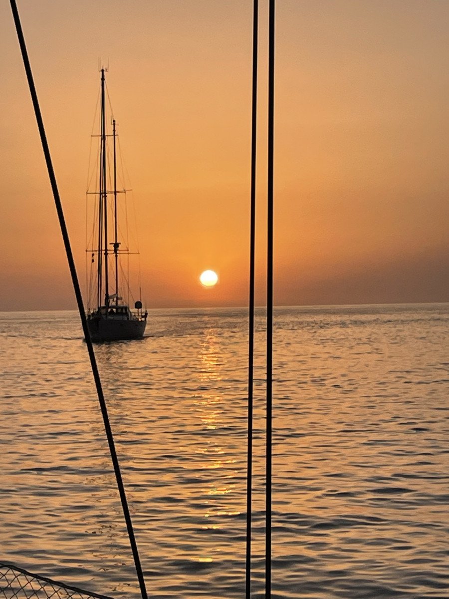 Embarcación en el mar Mediterráneo con destino a Menorca