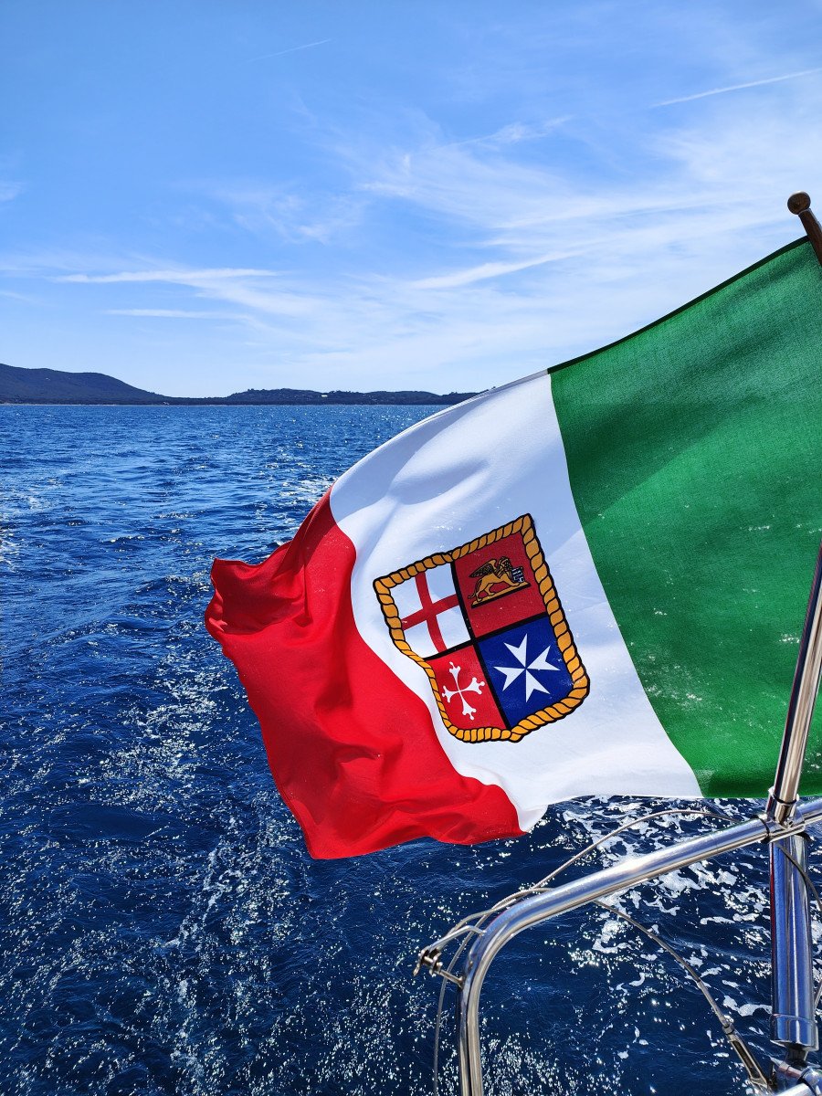 Disfrutar de la belleza natural de las islas toscanas desde un barco