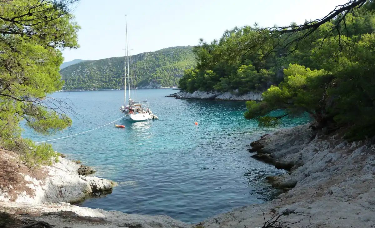 Discover Cephalonia on a sailboat