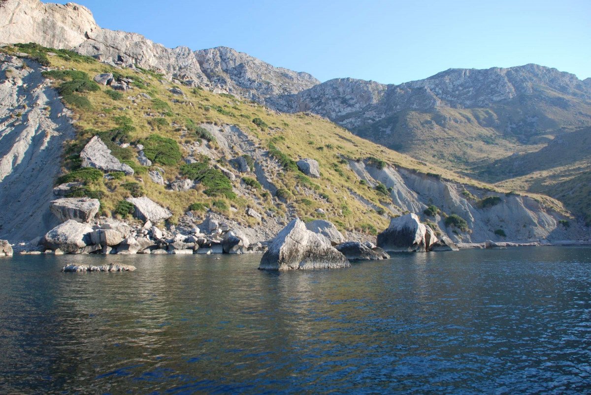 Segeln lernen in den blauen Gewässern des Mittelmeers