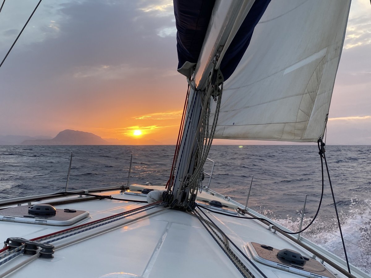 Velero navegando en el Mediterráneo