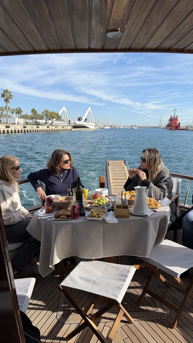 Aprende a navegar en la Bahía de Valencia en una llaut