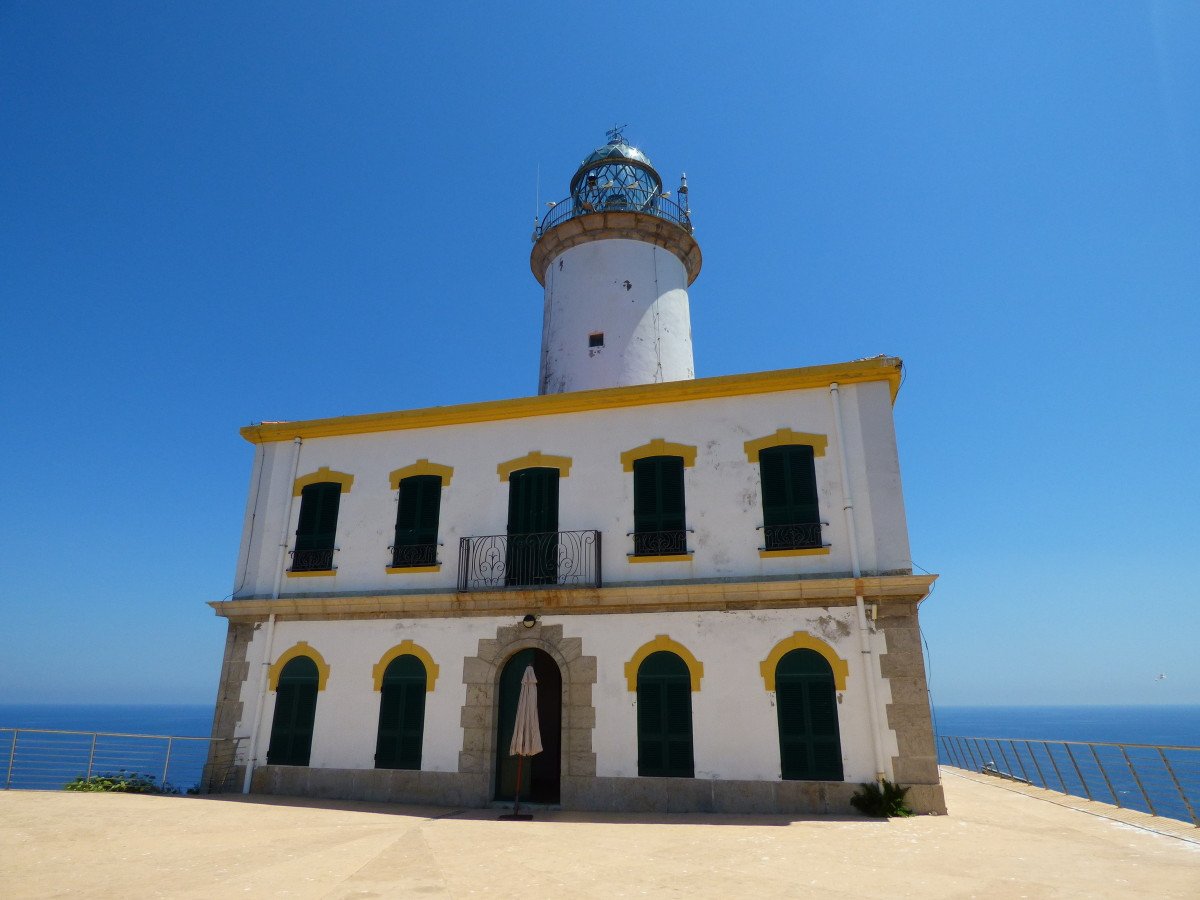 Descubre las maravillas de las Islas Columbretes en un curso de navegación de altura