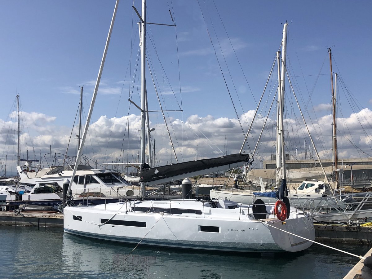 Enjoy the beauty of the sea with our 2021 sailboat and skipper