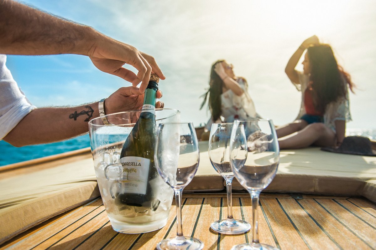 Navegando en un yate de lujo en Formentera