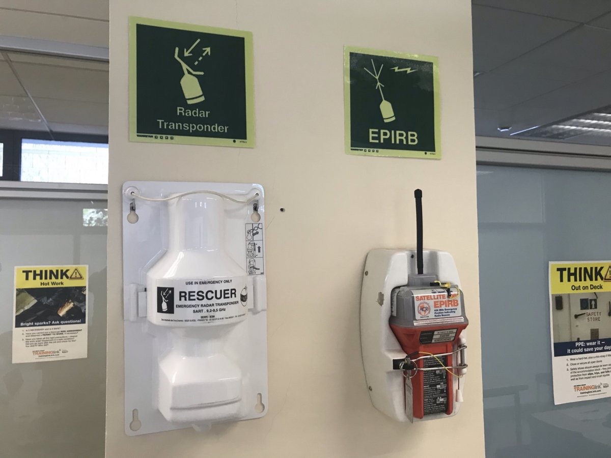 Embarcación de entrenamiento en el mar en Barcelona