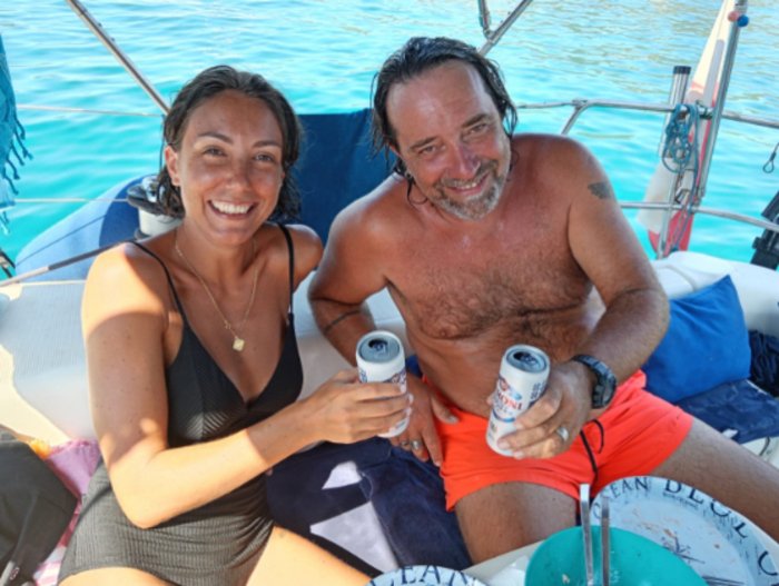 Segeln Sie entlang der Küste der Insel Elba auf einem Boot