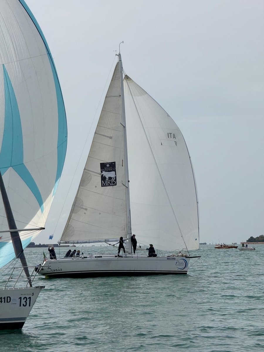 Segelboote in der Marina mit Gennakers während eines Segelkurses.