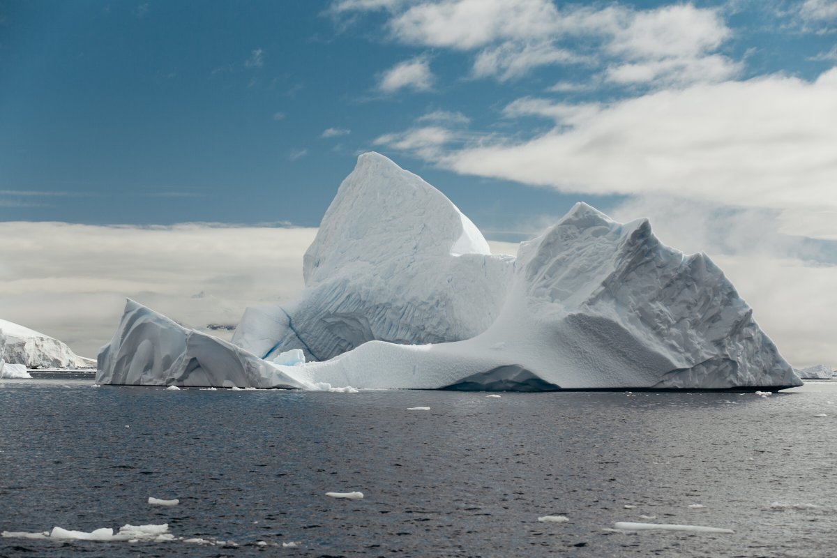 Barcos de exploración en la Antártida, aventuras bajo el sol austral