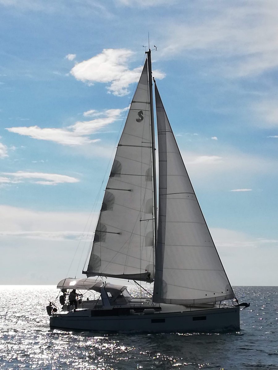 Profesores de navegación RYA enseñando en el mar