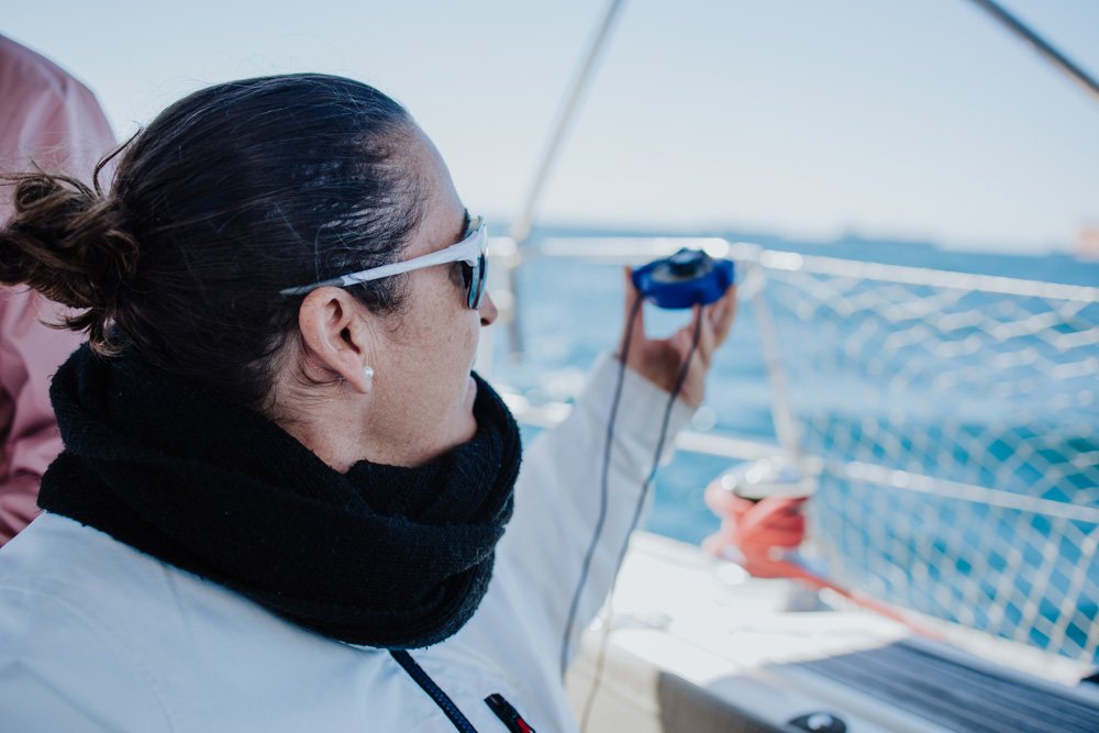 Segelboot auf dem Meer während einer Überfahrt.