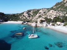 Barco por el archipiélago de la Maddalena en Cerdeña