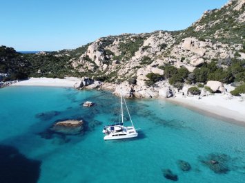 Sardegna del nord in Catamarano con Hostess e Cambusa