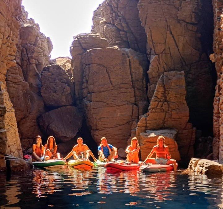 Segeln Sie durch das Meer Sardiniens auf einer Luxusjacht