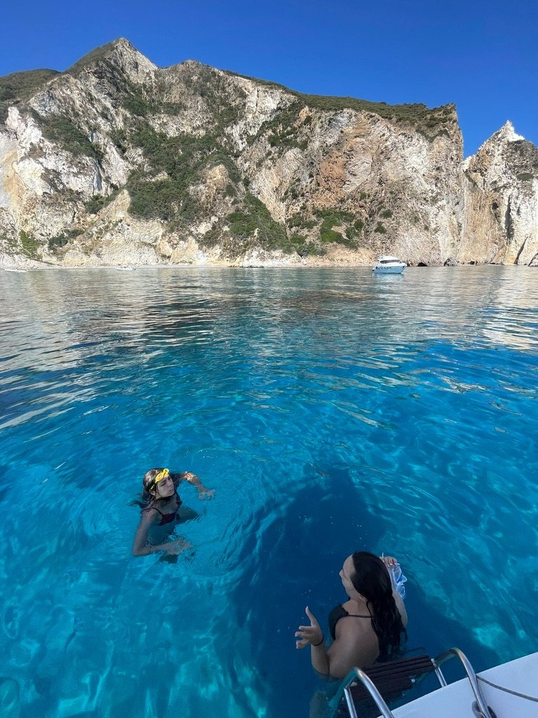Bootsreise durch das blaue italienische Meer