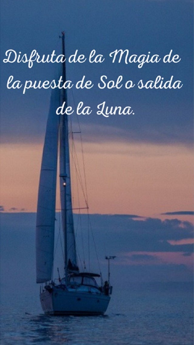 Barca a vela a Santa Pola con tramonto e cielo arancione