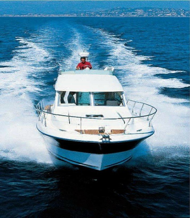 Naviga in stile e comfort su uno yacht a motore