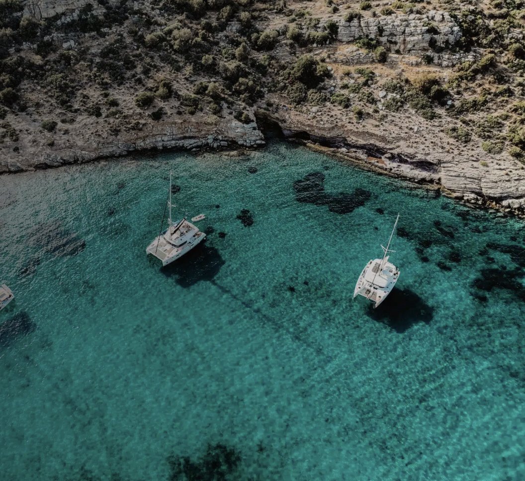 Segelboote im Ägäischen Meer mit der Sonne, die über dem Wasser scheint