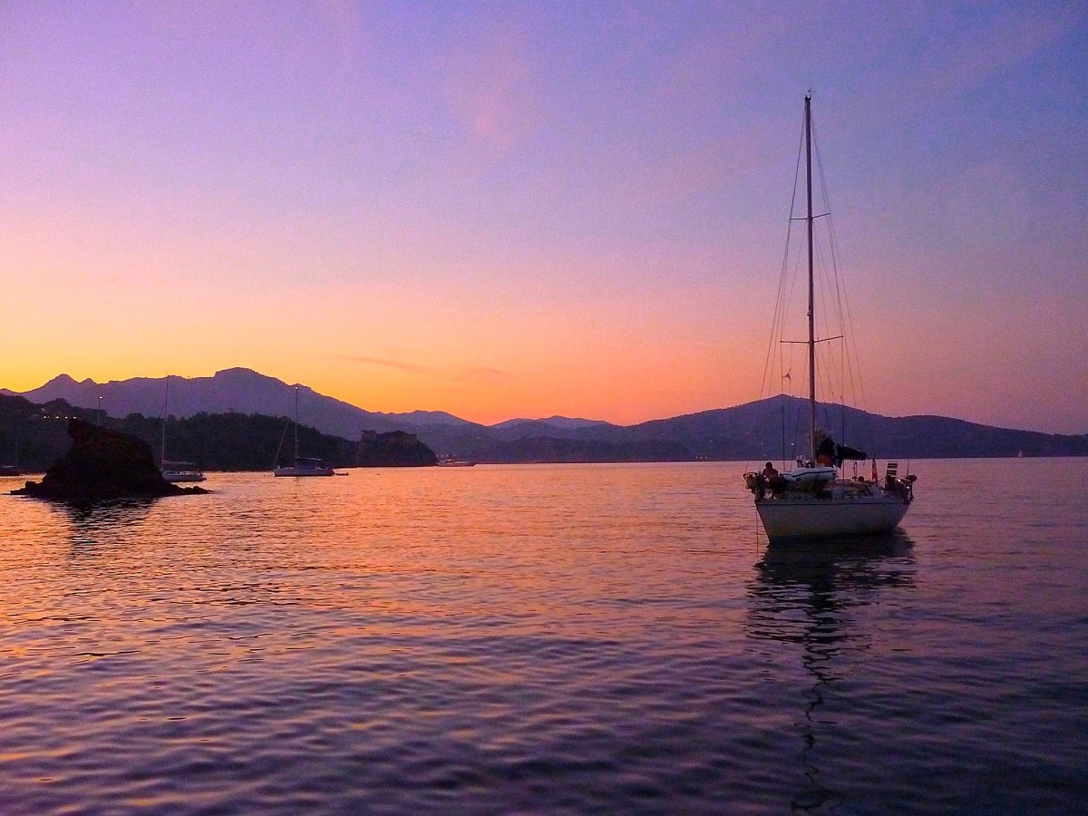 Barcos de lujo navegando en la isla de Elba