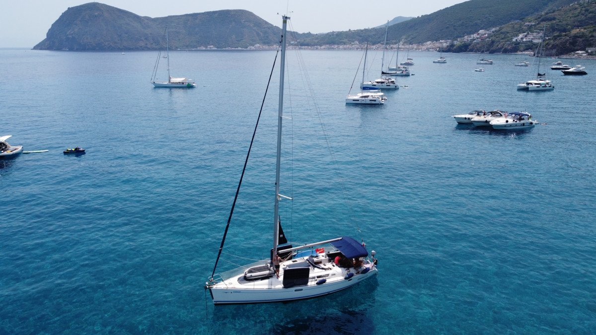 Eolie in barca a vela: Scopri natura, divertimento e sapori con cuoca a bordo.