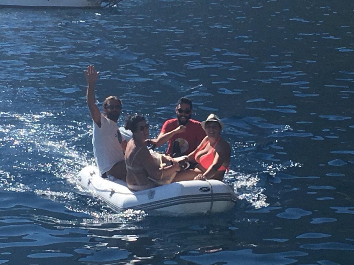 Navegando en las aguas azules de Cerdeña.