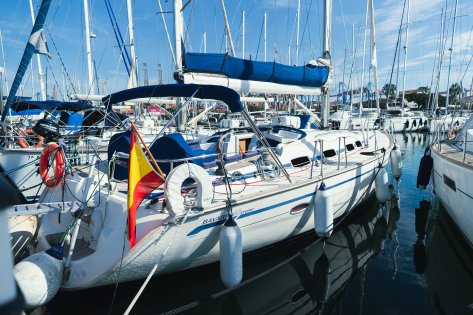 Experiencia única en Valencia: Noche mágica en velero y navegación por la costa