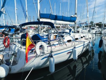 Experiencia única en Valencia: Noche mágica en velero y navegación por la costa
