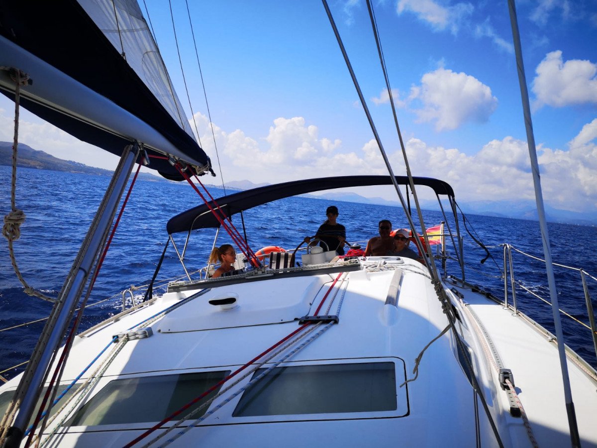 Embarcación navegando en el Mediterráneo