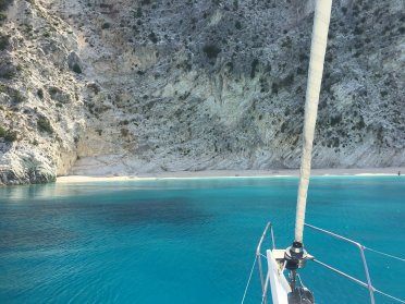 A gonfie vele nel blu della Grecia Ionica con hostess a bordo