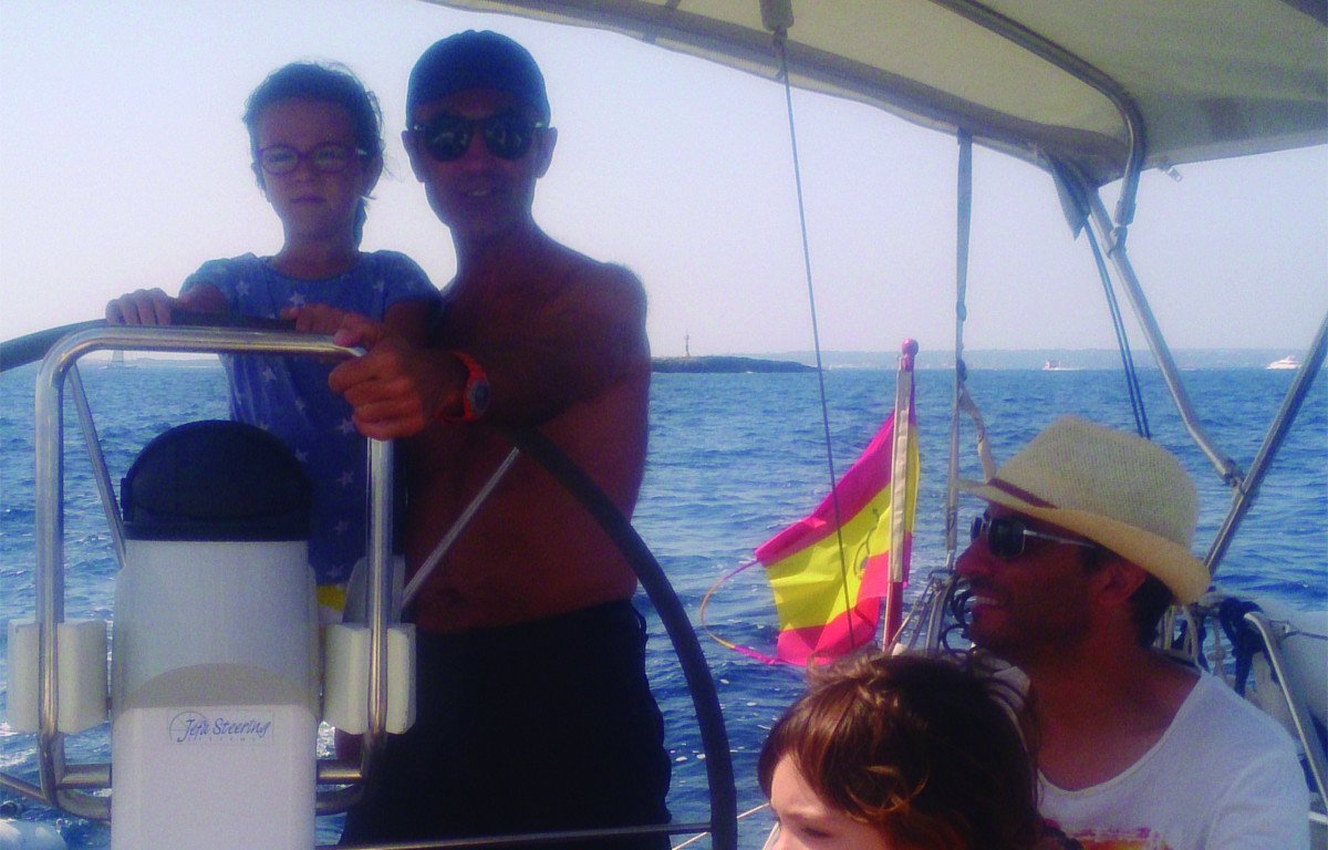 Luxus-Segelboot mit Snacks in Barcelona