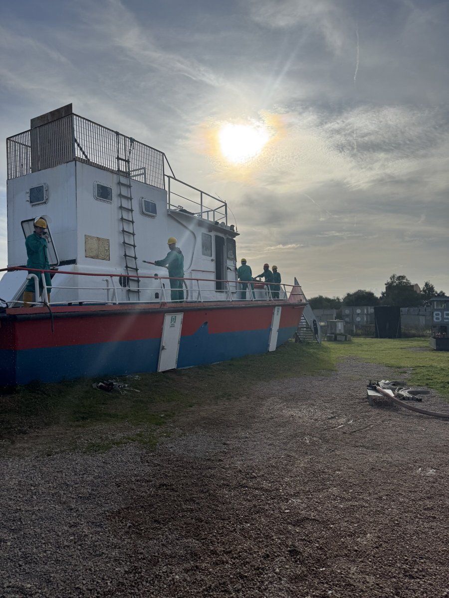 Sicherheitsausrüstung und Rettungstechniken auf See