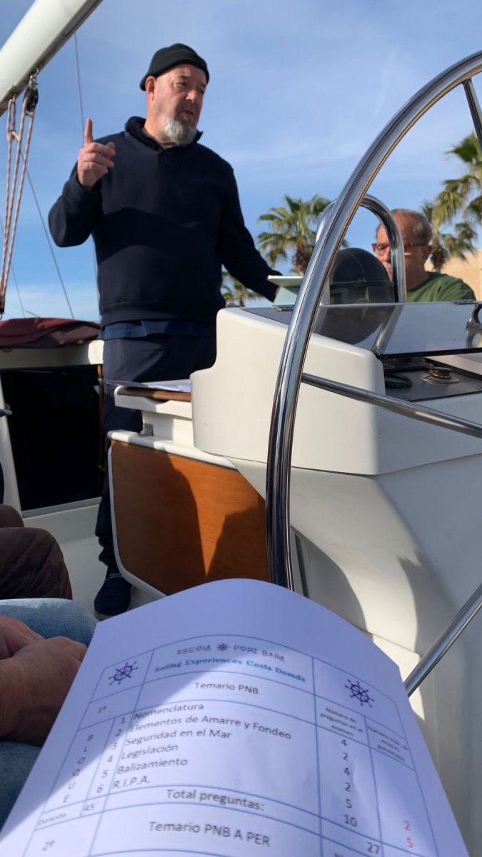 Lernen Sie mit einem Motorboot in Roda de Bará Tarragona zu navigieren