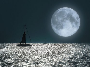 Vollmonderlebnis auf einem Boot entlang der Küste von Valencia