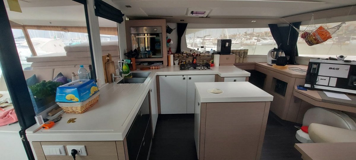 Navigando nel Golfo di Thailandia e godendo delle bellissime isole Ko Chang, Ko Kut