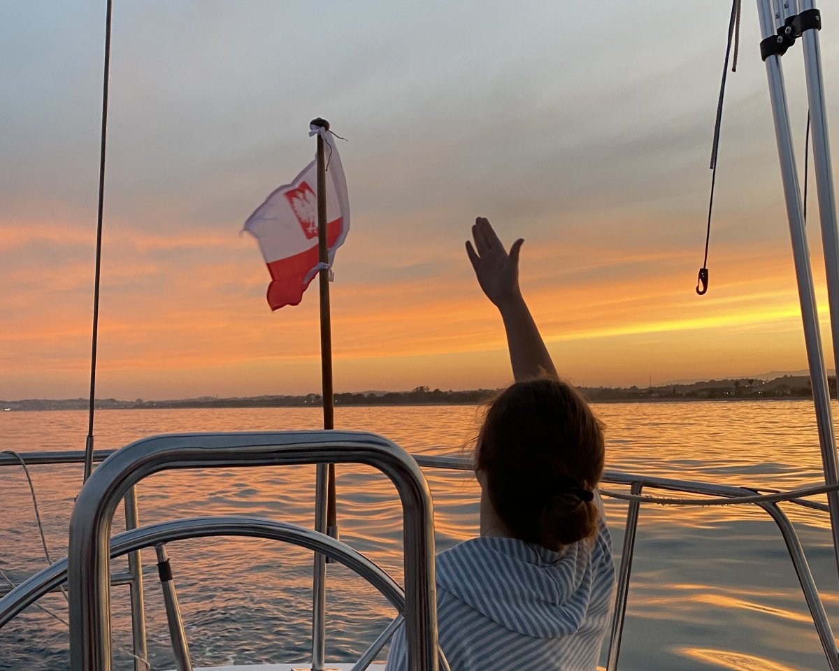Barco y Bebidas en el Atardecer