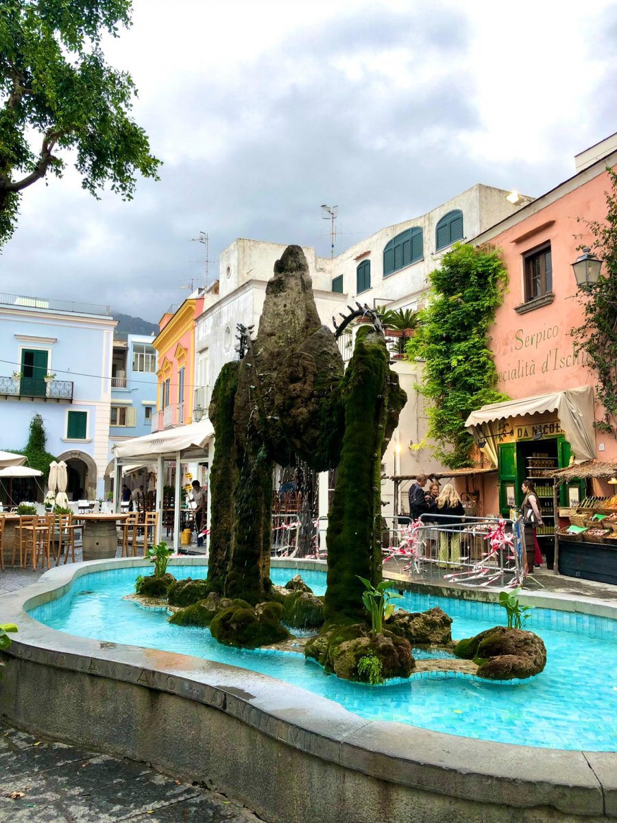 Segelboot im Meer mit Sonnenaufgang